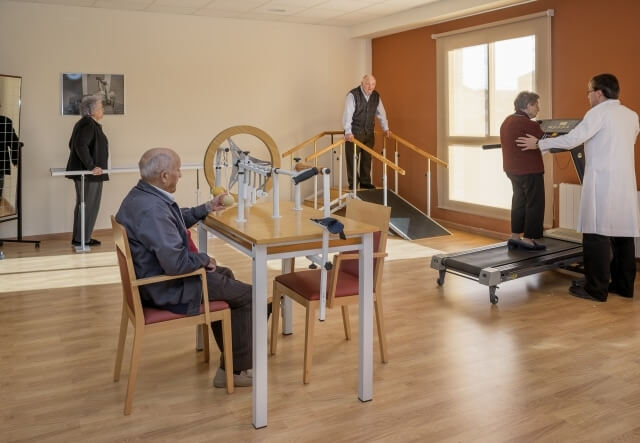 Residencia-Santos-Reyes-Instalaciones-Sala-de-Rehabilitacion[1]